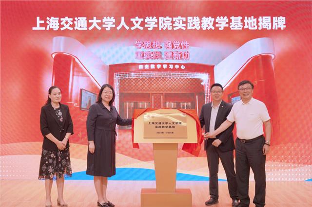首届中国县域经济投资高峰论坛启动暨战略合作签约仪式在沪举行